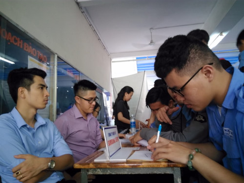 Rất đông các sinh viên đăng ký dự tuyển dụng tại gian hàng của Công ty  điện tử SamSung. 
