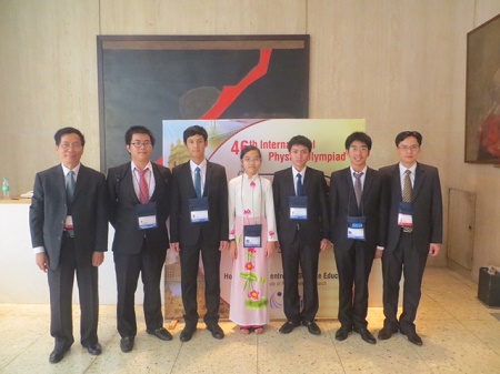 Các thành viên trong đoàn Việt Nam tham dự kì thi Olympic Vật lí Quốc tế 2015.