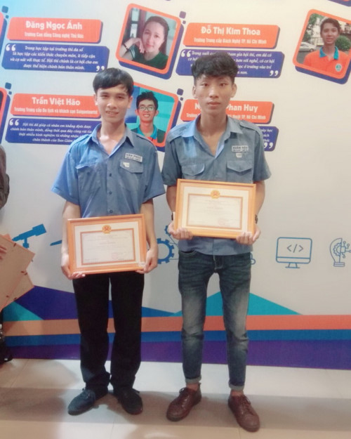 Thí sinh Hồ Xuân Hậu (bên phải) đạt giải Nhất và Phạm Văn Phúc đạt giải Nhì đều học ngành điện tử công nghiệp,trường CĐ kỹ thuật Cao Thắng TP.HCM.