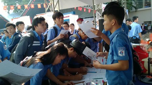 Ứng viên đăng ký tìm việc tại ngày hội việc làm do Trường CĐ Kỹ thuật Cao Thắng tổ chức năm 2015