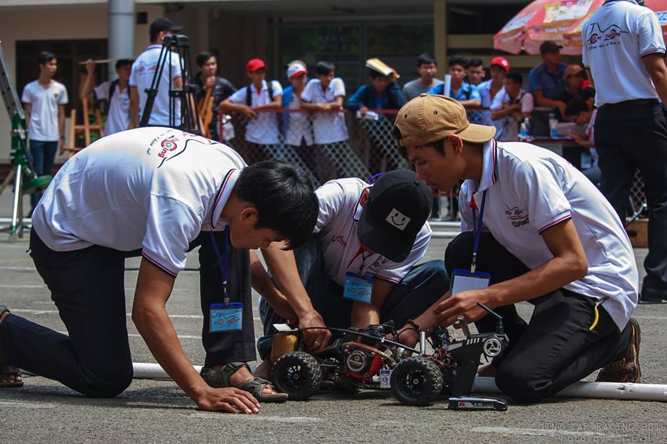 Mini car racing competition attracts more than 100 students