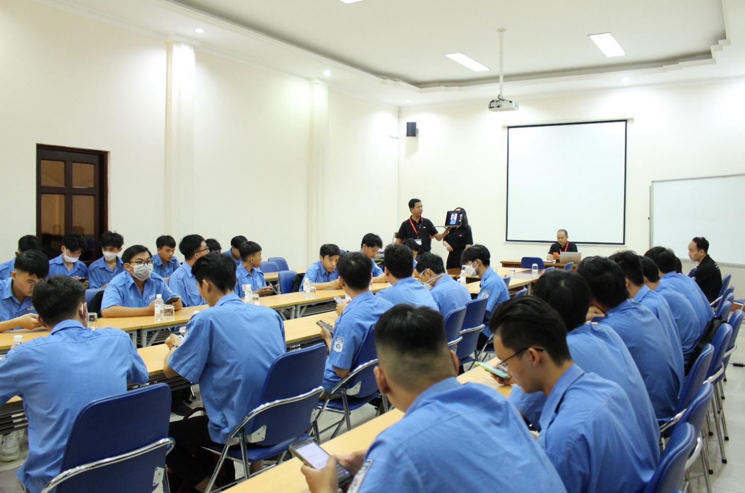 Enterprises directly interview to recruit interns specializing in Electrical and Electronics Engineering Technology at the Faculty of Electrical and Electronics Engineering, Cao Thang Technical Colleg