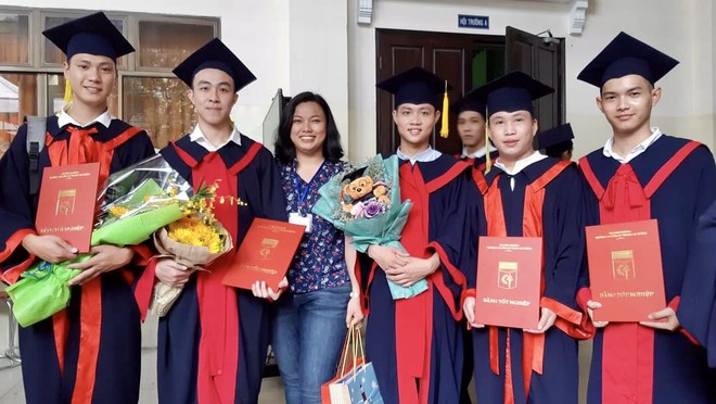 Thạc sĩ Lâm Hoàng Cát Tiên hạnh phúc trong ngày sinh viên nhận bằng tốt nghiệp