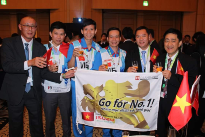 Anh Lê Tuấn Anh (thứ ba, bìa trái) cùng đội tuyển ISUZU Việt Nam tham gia Hội thi tay nghề Isuzu thế giới năm 2019 (Isuzu World Technical Competition 2019).