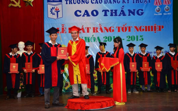 Anh Lê Tuấn Anh nhận bằng Tốt nghiệp “ngành Công nghệ Kỹ thuật Ô tô” tại trường CĐKT Cao Thắng.